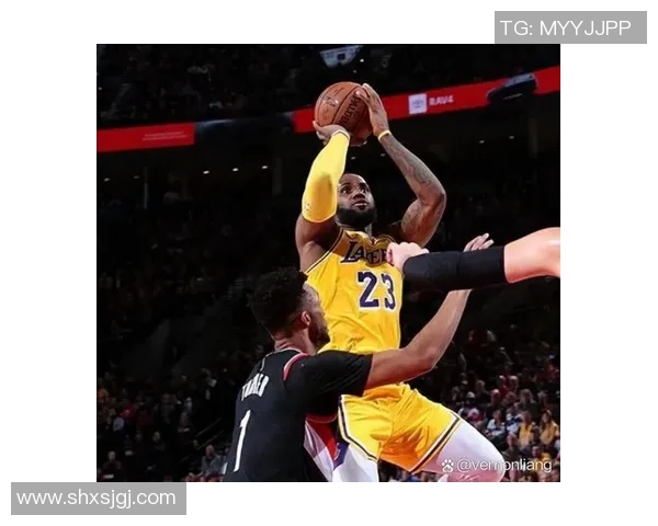 湖人对决开拓者第三场精彩回放全场亮点与关键时刻解析 湖人对决开拓者第三场精彩回放全场亮点与关键时刻解析